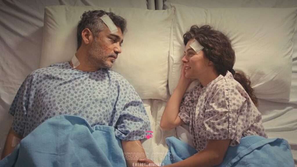 Bahar e Sarp deitados lado a lado em leitos de hospital, trocando olhares emocionados em cena de Força de Mulher.