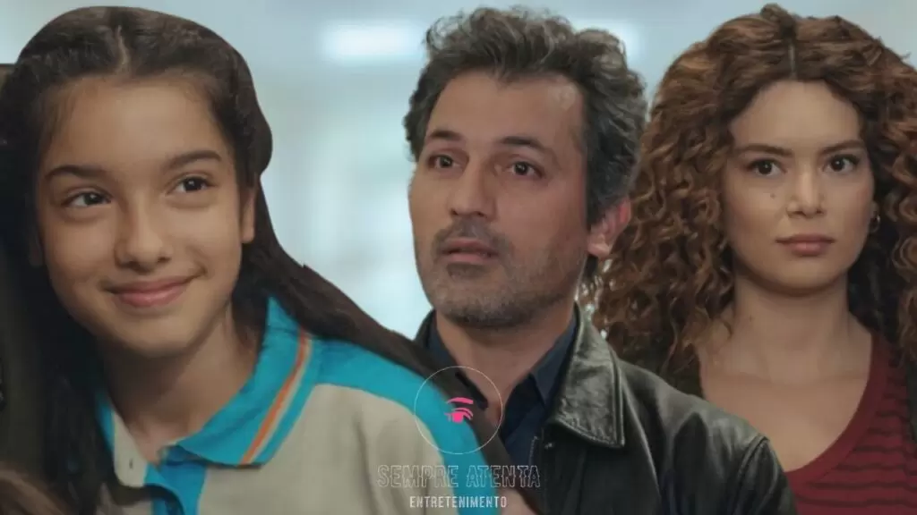 Nissan sorrindo ao lado de Arif e Sirin em cena de Força de Mulher