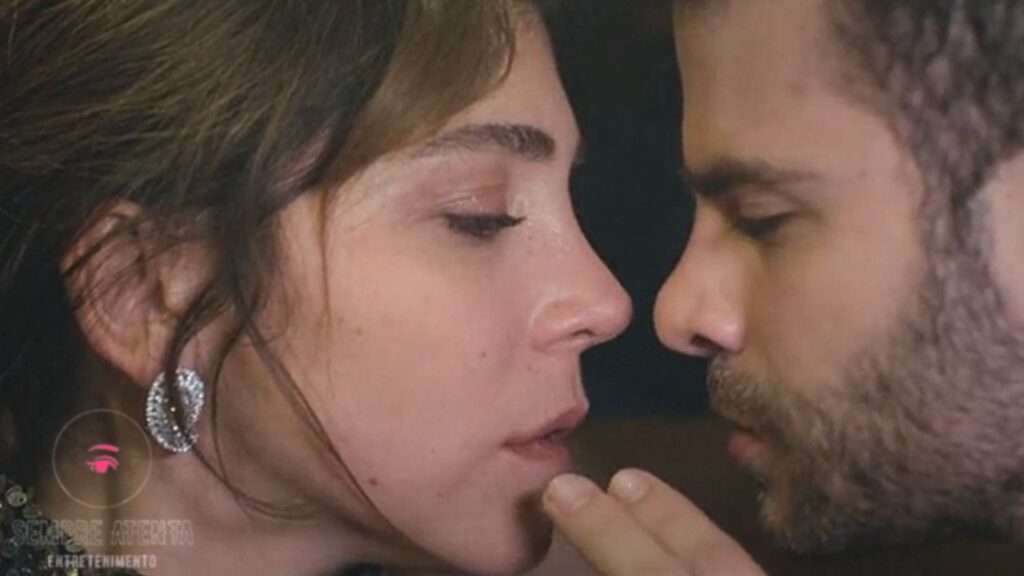 Raif se aproxima de Ceyda e a surpreende com um beijo apaixonado em Força de Mulher.