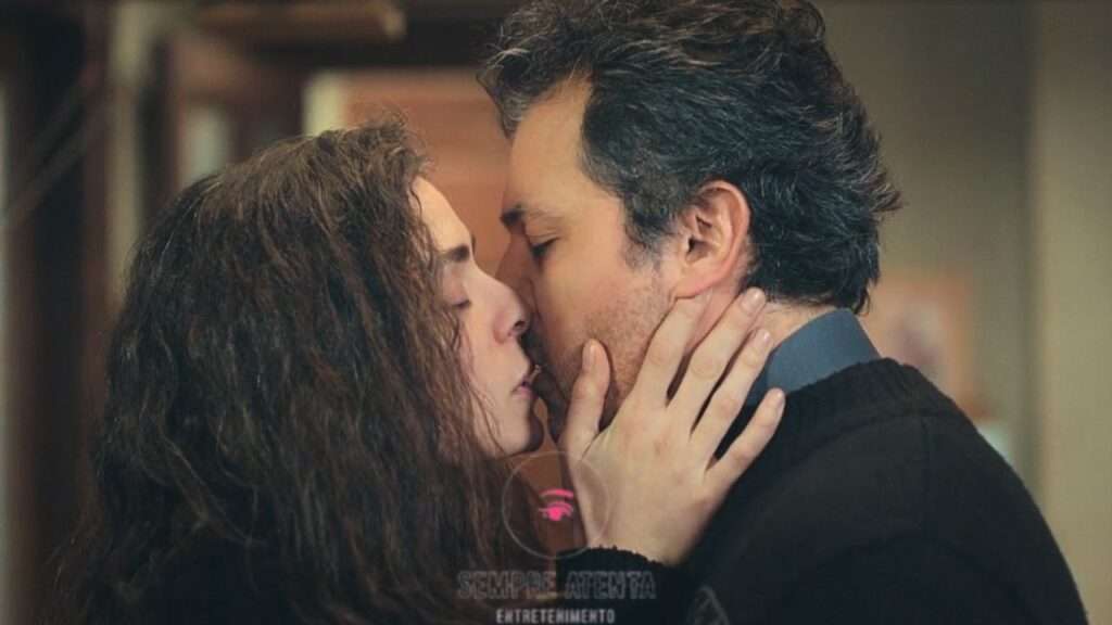 Bahar e Arif se beijam apaixonadamente em cena da novela Força de Mulher