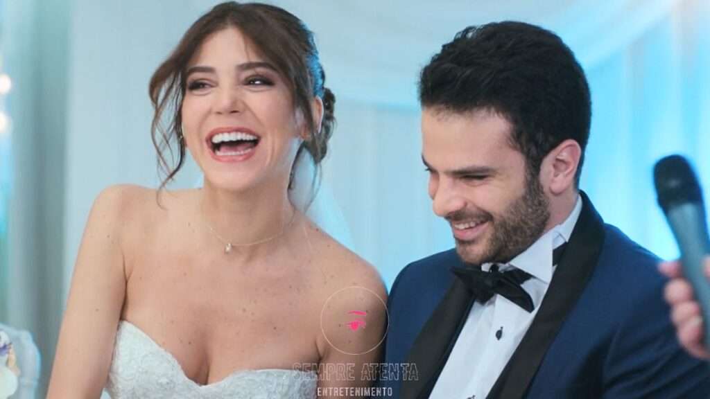 Ceyda e Raif sorrindo durante o casamento na novela Força de Mulher.