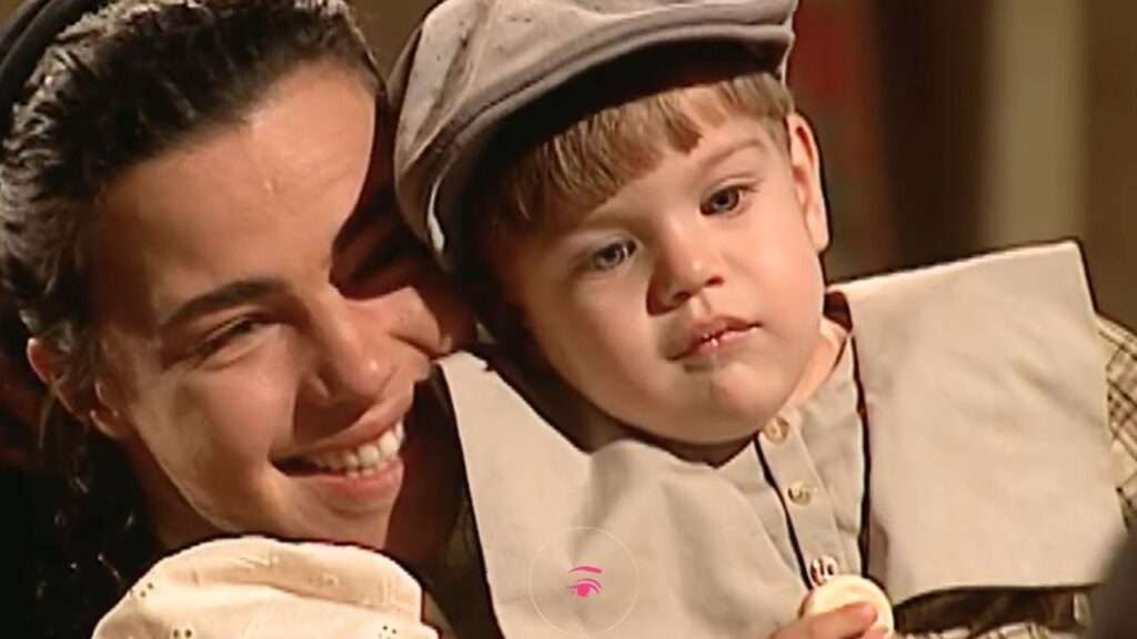 Giuliana carrega filho perdido nos braços pela primeira vez.